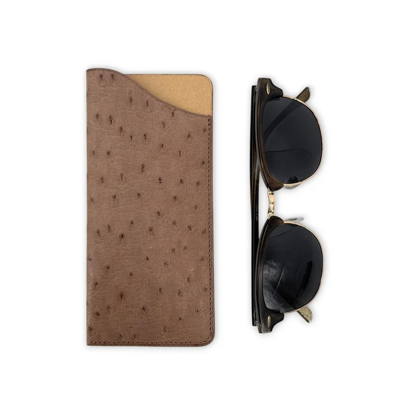 Etui à lunettes en cuir d'autruche édition Haute-couture Taupe foncé