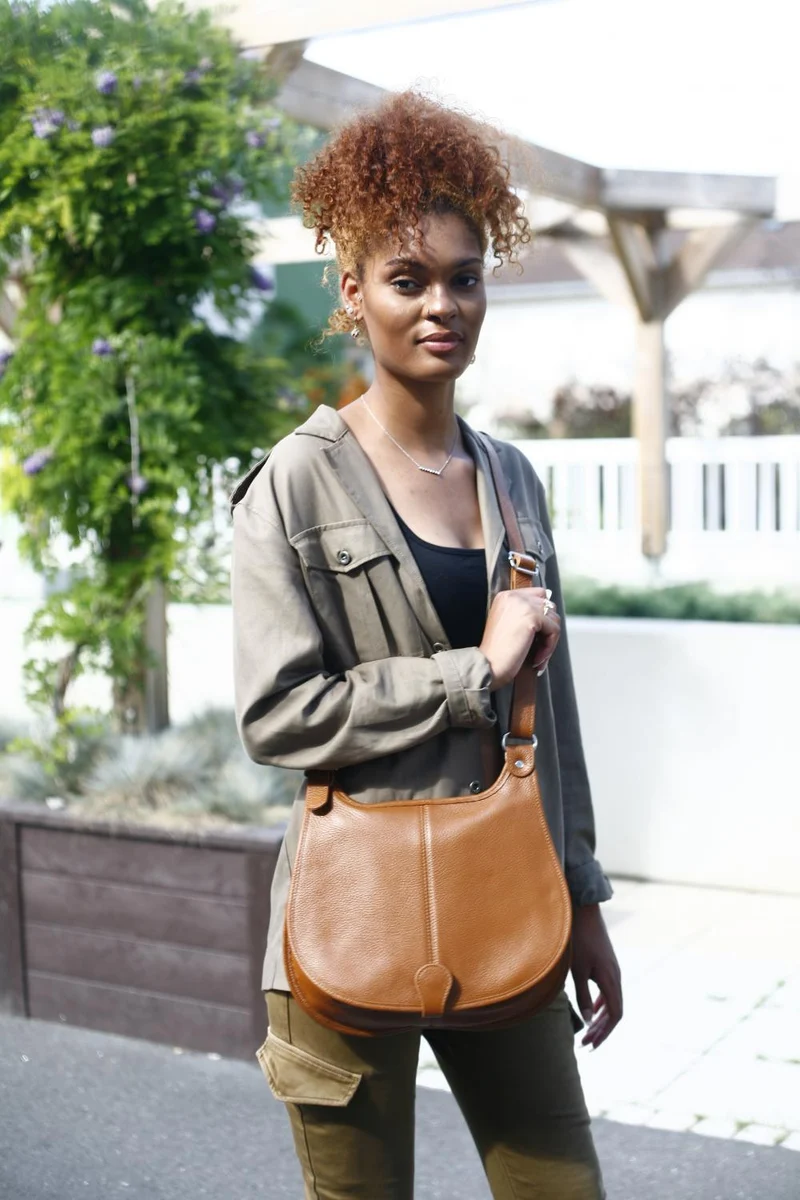 Sac besace bandoulière en cuir grainé PETRA Camel foncé