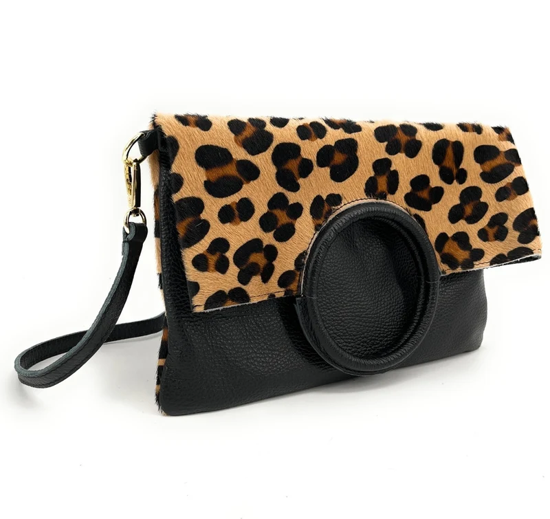 Sac pochette en cuir à motifs CHARLOTTE E.L. Camel