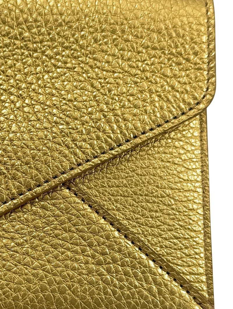 Pochette enveloppe en cuir irisé ROMY Or