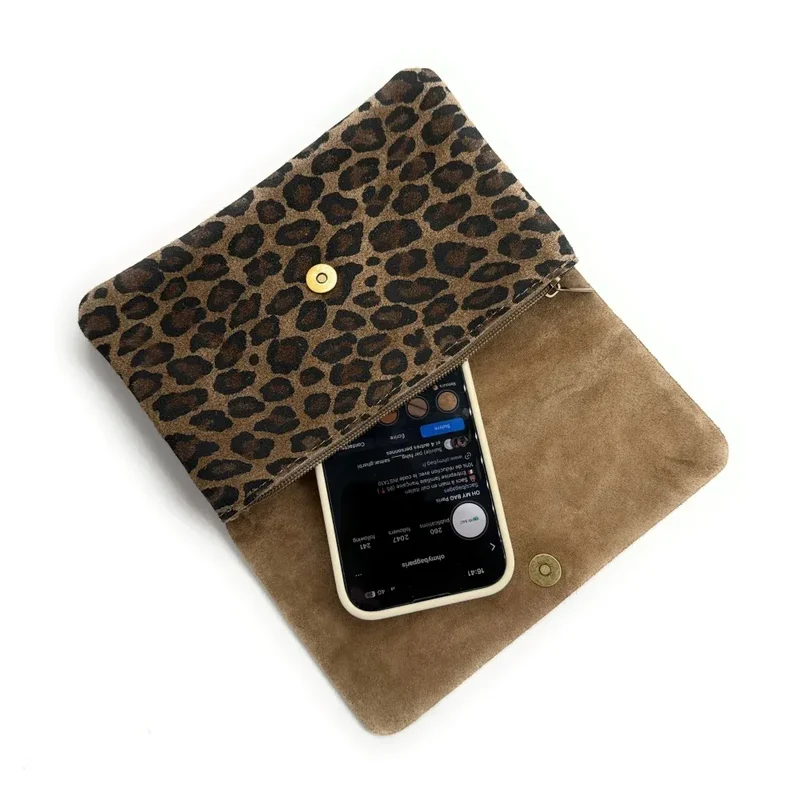 Sac pochette en daim à motif MAELIA JUNGLE Léopard taupe foncé