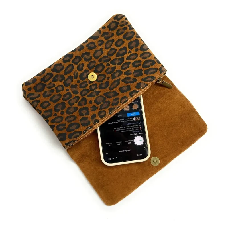 Sac pochette en daim à motif MAELIA JUNGLE Léopard camel