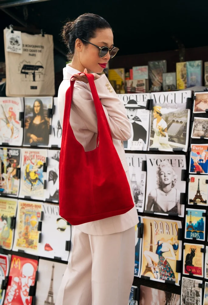 Sac à main de forme HOBO en daim EVA Rouge garance