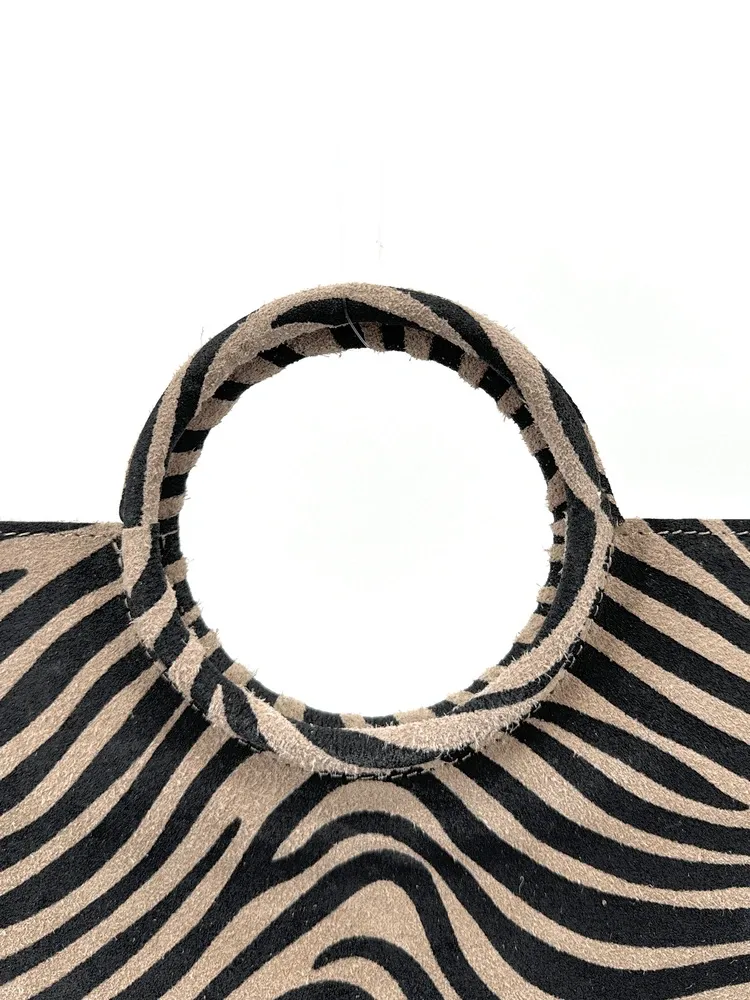 Sac pochette en daim CHARLOTTE ET LEO Zèbre taupe