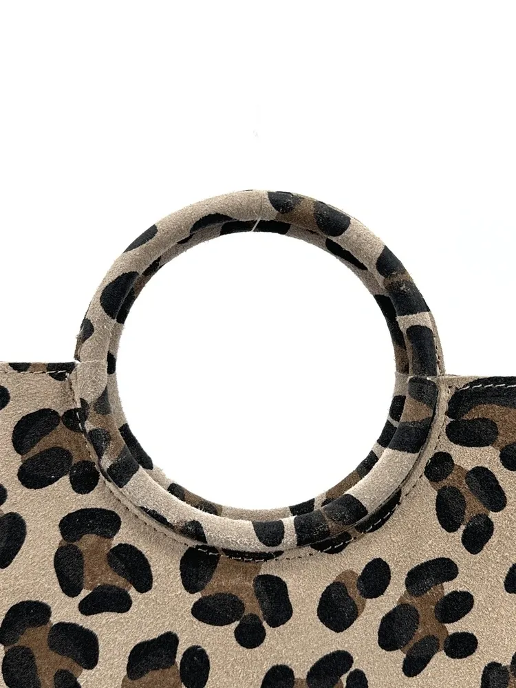 Sac pochette en daim CHARLOTTE ET LEO Léopard taupe moyen