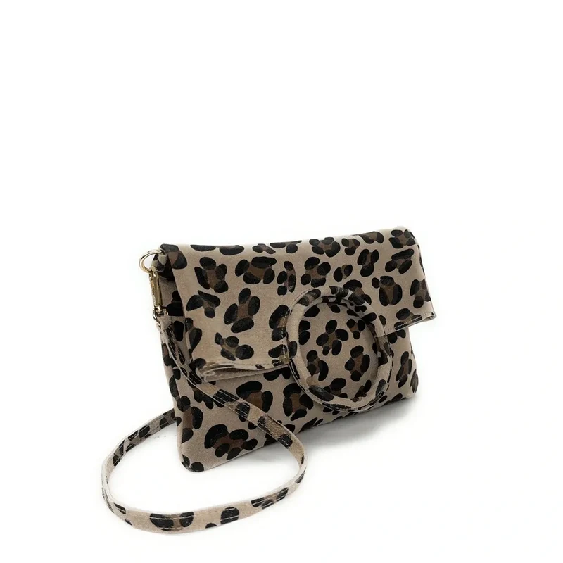 Sac pochette en daim CHARLOTTE ET LEO Léopard taupe moyen