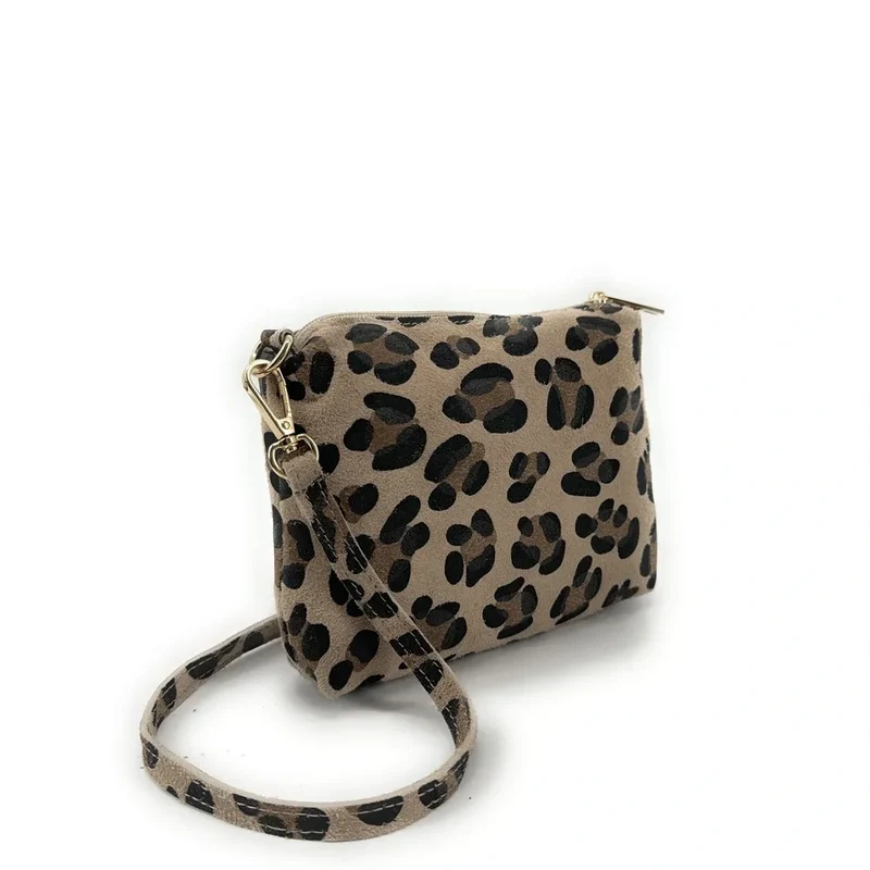 Sac pochette en daim CHARLOTTE ET LEO Léopard taupe moyen