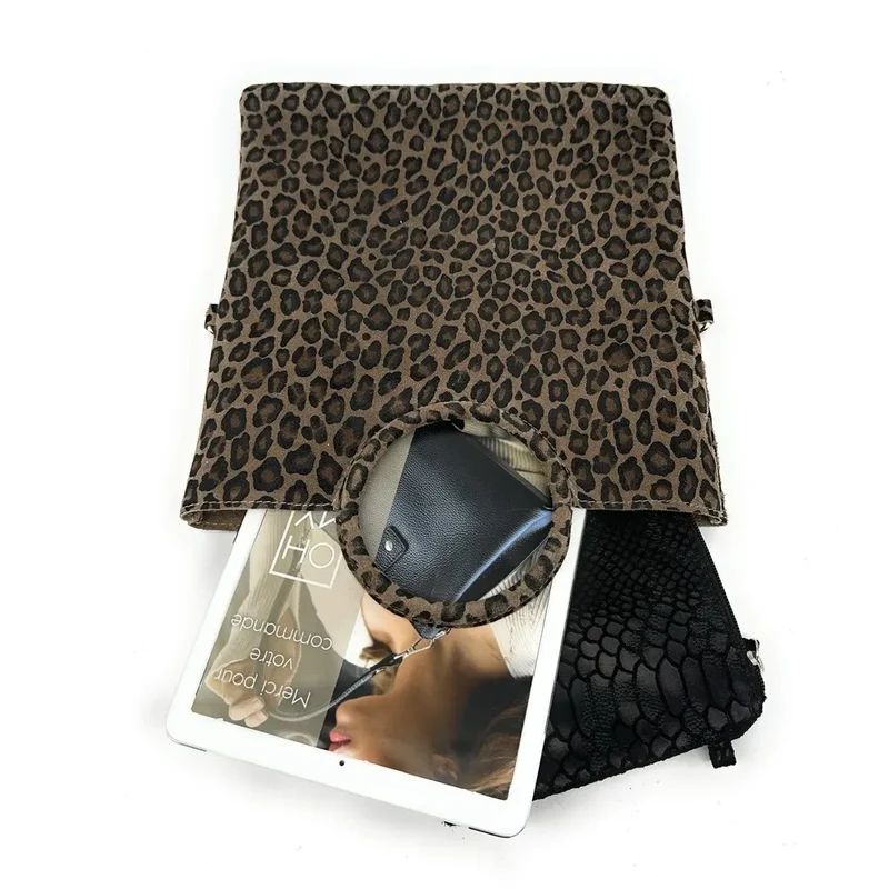 Sac pochette en daim CHARLOTTE ET LEO Léopard taupe foncé