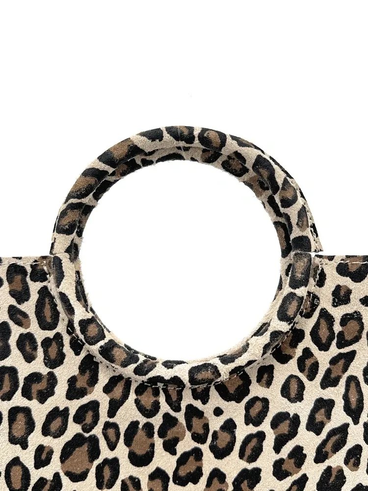 Sac pochette en daim CHARLOTTE ET LEO Léopard taupe clair