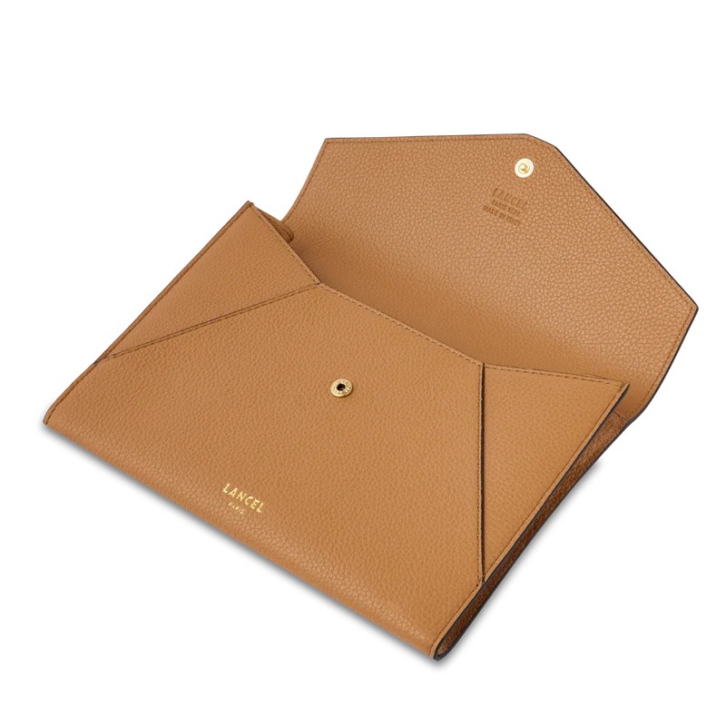 M FLAP POUCH WITH REMOVABLE WRISTLET