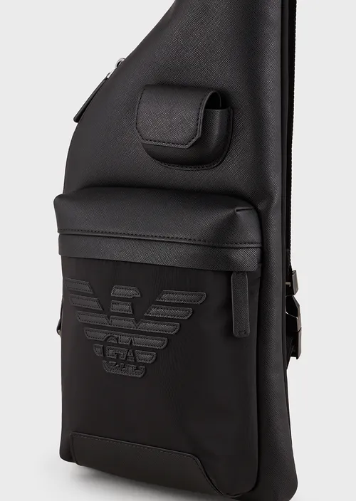 Emporio Armani Sac à dos à bretelle unique en cuir régénéré imprimé saffiano