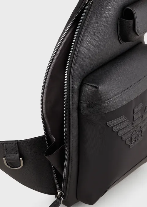 Emporio Armani Sac à dos à bretelle unique en cuir régénéré imprimé saffiano