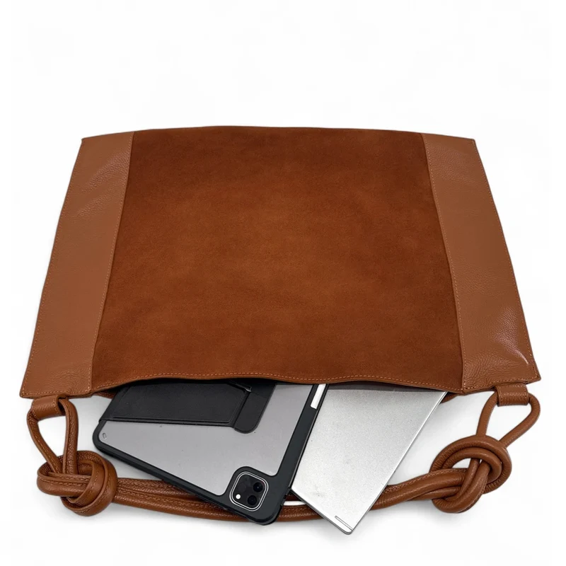 Grand sac porté épaule en daim et cuir grainé KNOT Camel foncé