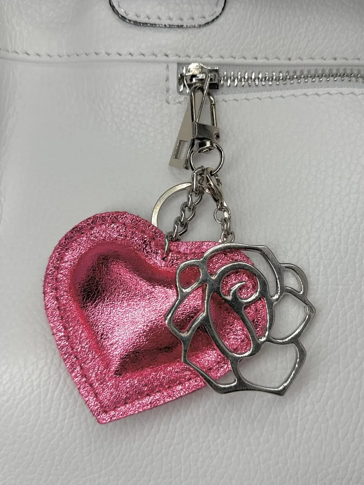Porte-clés en cuir irisé COEUR GLOW Rose néon