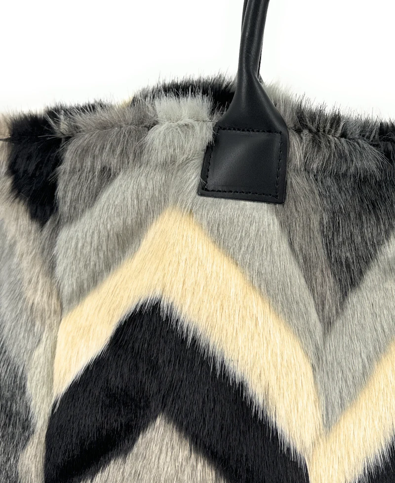 Sac cabas shopping XL en fausse fourrure et cuir TABBY Chevron gris
