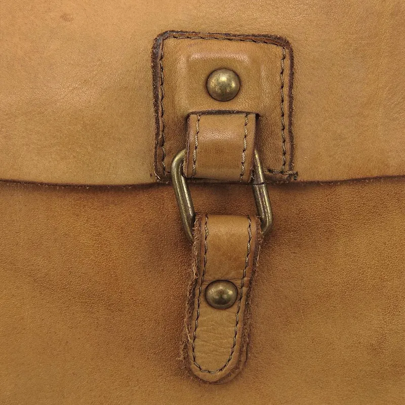 Sac besace à bandoulière en cuir vintage MISS COQUETTE Cognac