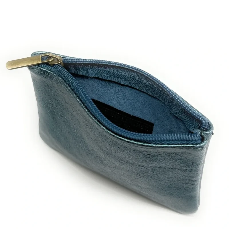 Pochette en cuir irisé GLOW PURSE Bleu canard irisé