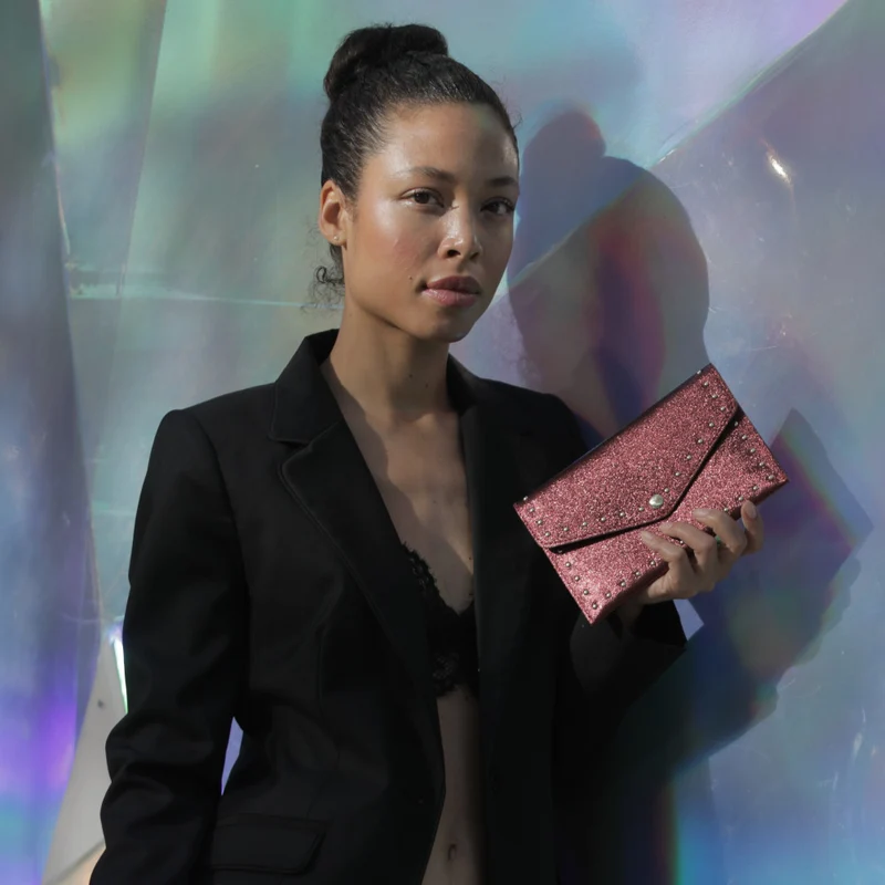Pochette enveloppe en cuir irisé TINA Rose pâle irisé