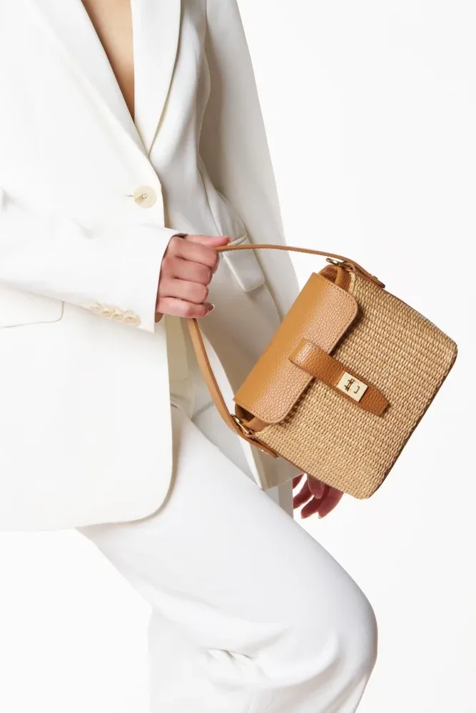 Mini-sac à main en cuir et raphia SIENNA Marron camel foncé